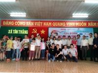 Báo GĐVN tặng 100 suất quà cho các gia đình nghèo ở Bình Thuận