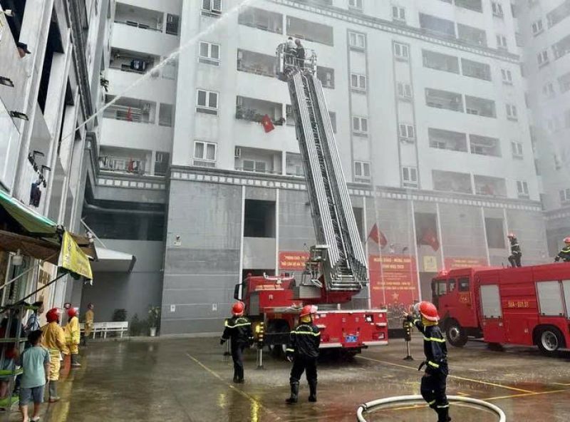 Diễn tập chữa ch&aacute;y, cứu người tại chung cư Mỹ Ph&uacute;c