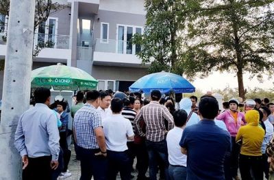 H&agrave;ng trăm người v&acirc;y trụ sở c&ocirc;ng ty bất động sản đ&ograve;i sổ đỏ: X&ocirc; x&aacute;t đ&atilde; xảy ra